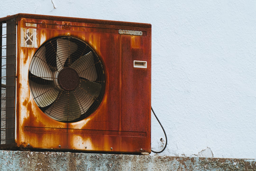 an old, rusty air conditioning unit - best ac company des moines